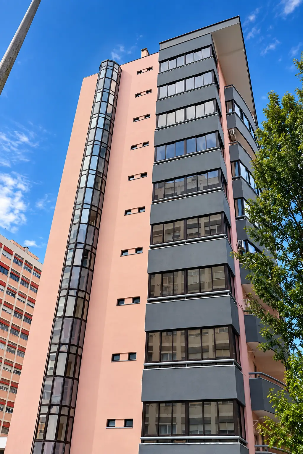 Torre de habitação com fachada pintada e corpo de escadas envidraçado